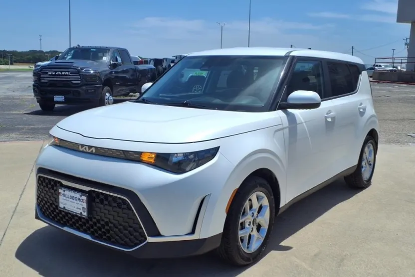 2023 Kia Soul LX photo 1