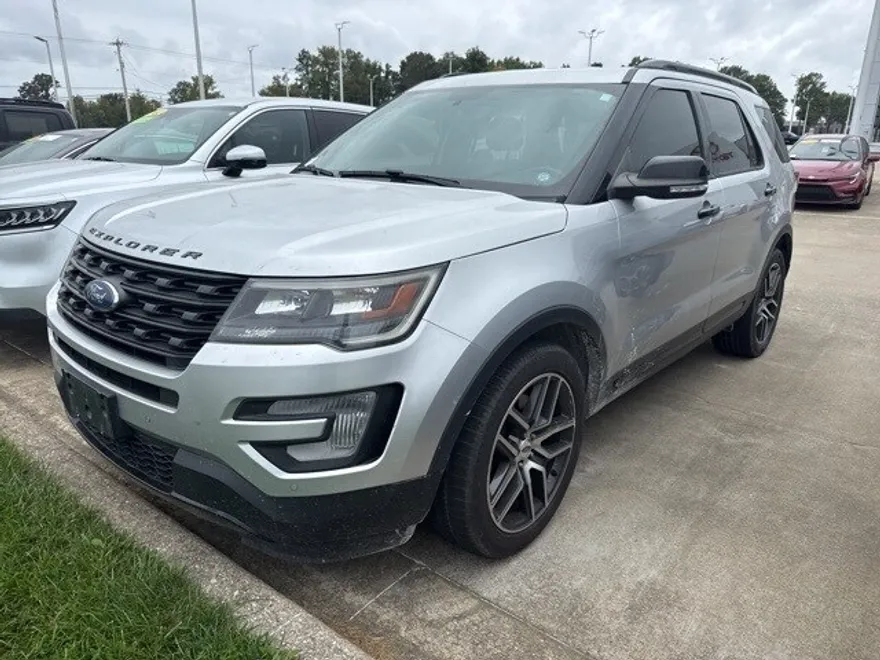 2017 Ford Explorer Sport photo 1