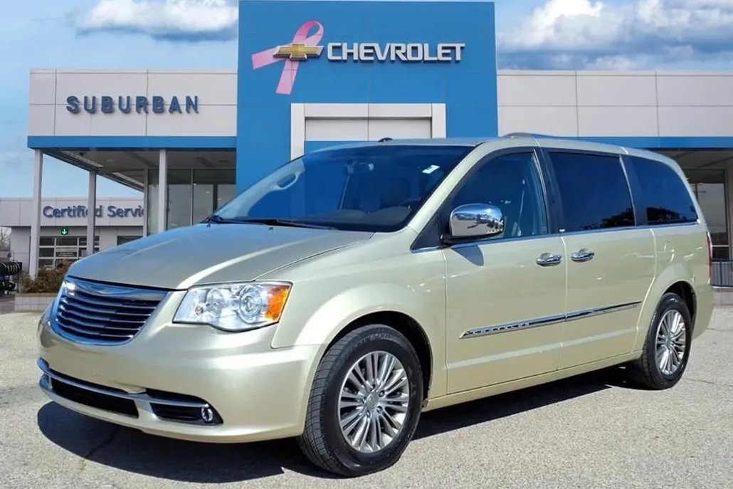 2011 Chrysler Town & Country Limited photo 1