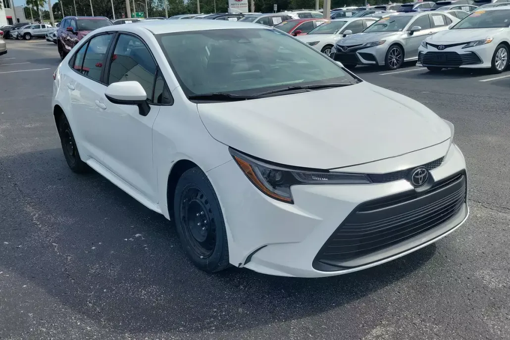 2023 Toyota Corolla LE photo 1