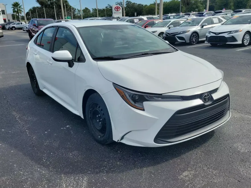 2023 Toyota Corolla LE photo 1