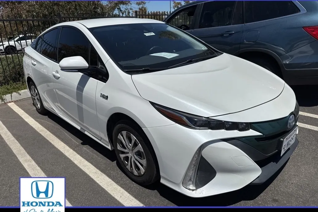 2017 Toyota Prius Prime Premium photo 1