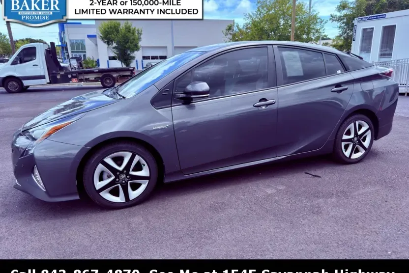 2017 Toyota Prius Four photo 1