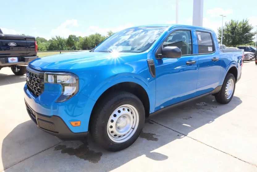 2025 Ford Maverick XL photo 1