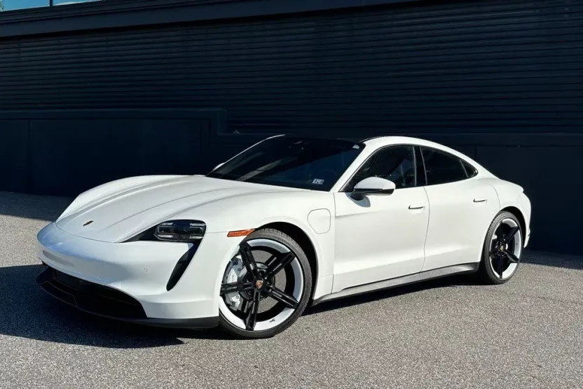 2022 Porsche Taycan photo 1