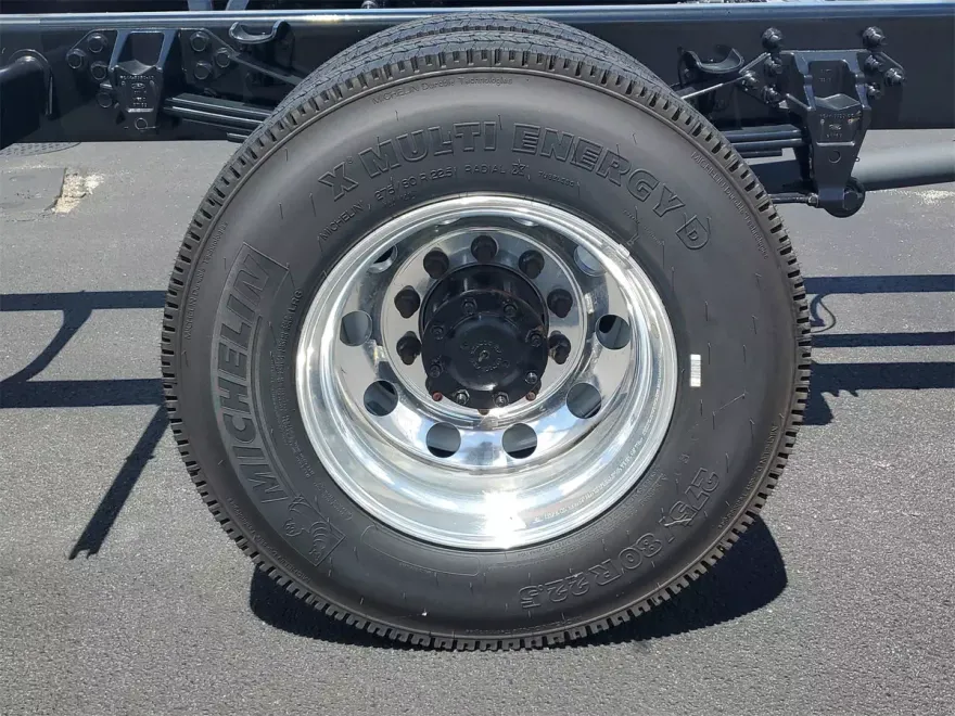 2025 Ford F-750 Base photo 1