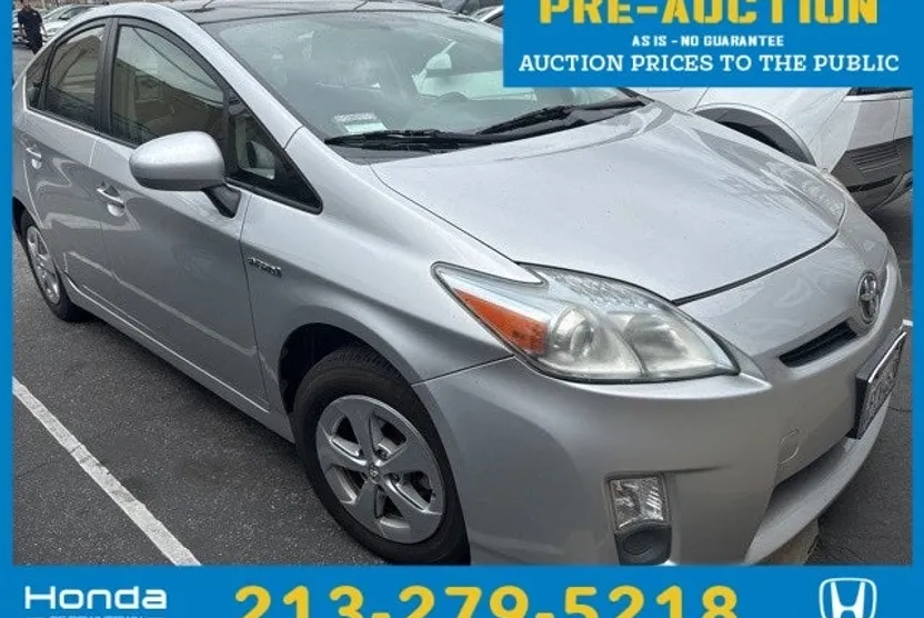 2010 Toyota Prius Three photo 1