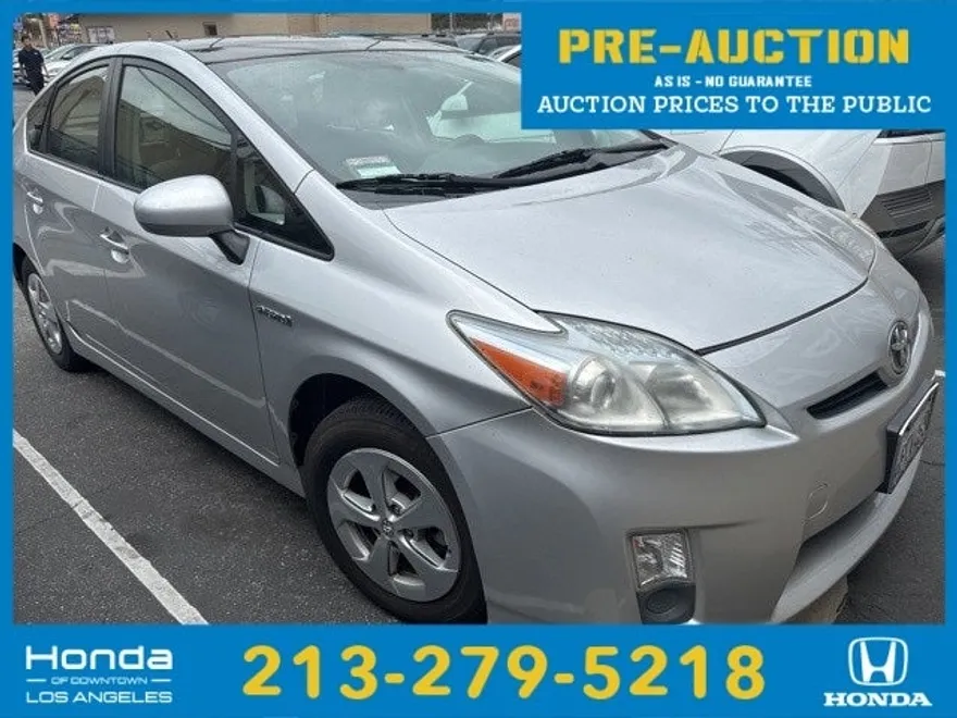 2010 Toyota Prius Three photo 1
