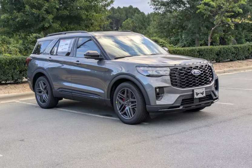 2025 Ford Explorer ST photo 1