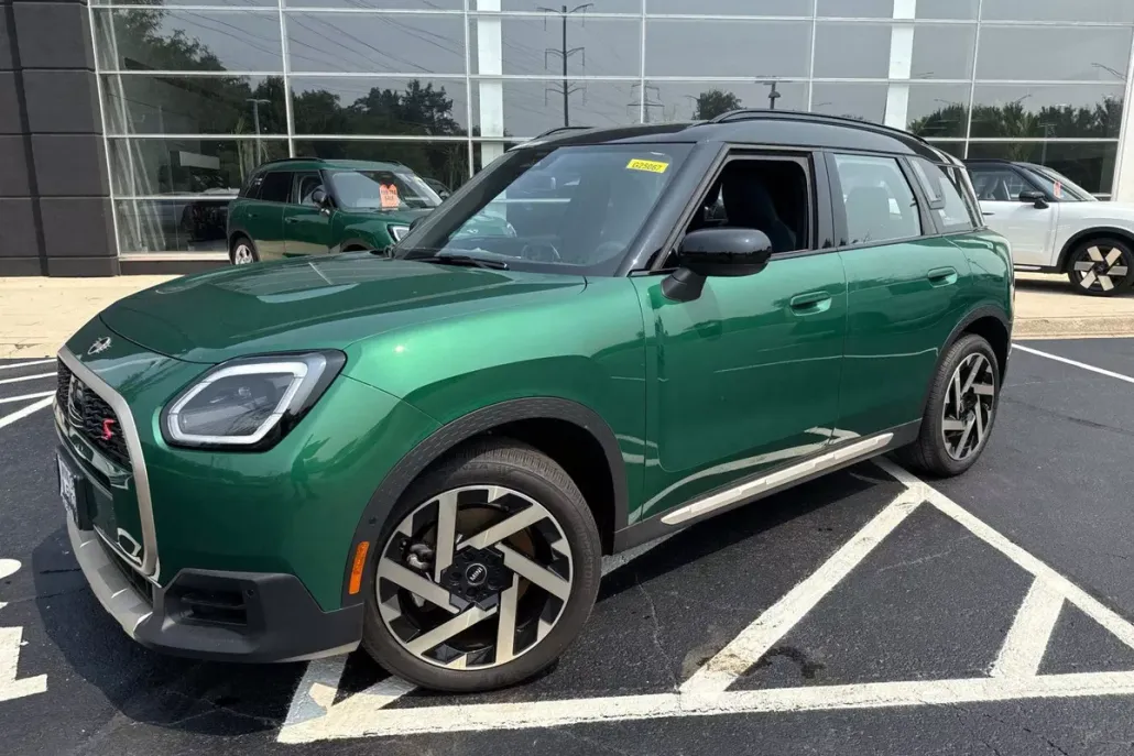 2025 Mini Cooper Signature S ALL4 photo 1