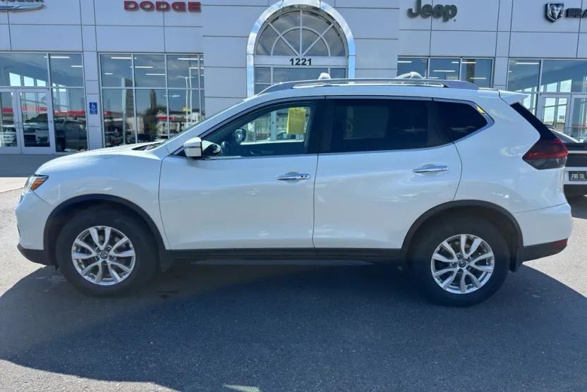 2020 Nissan Rogue SV photo 1