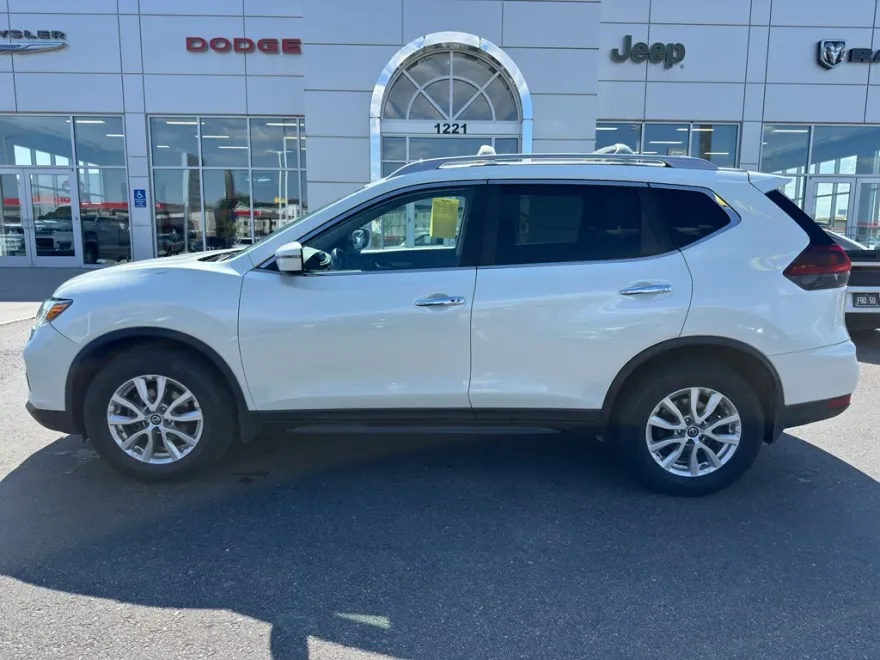 2020 Nissan Rogue SV photo 1