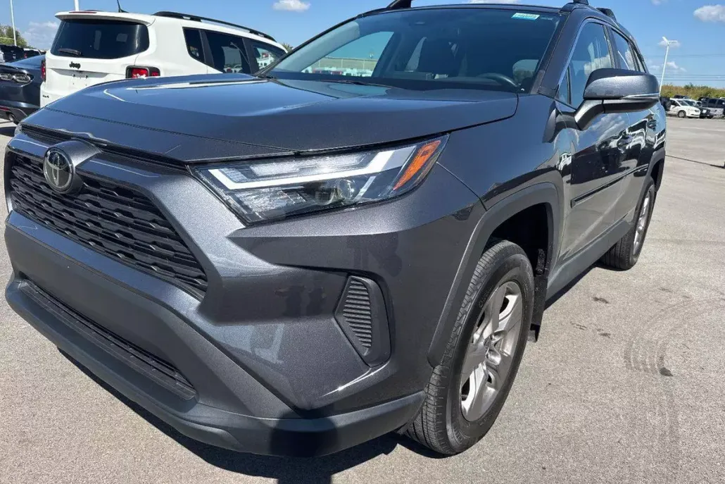 2022 Toyota RAV4 XLE photo 1