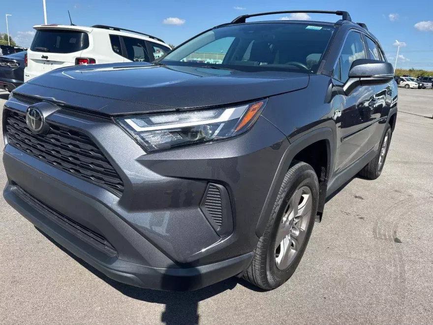 2022 Toyota RAV4 XLE photo 1