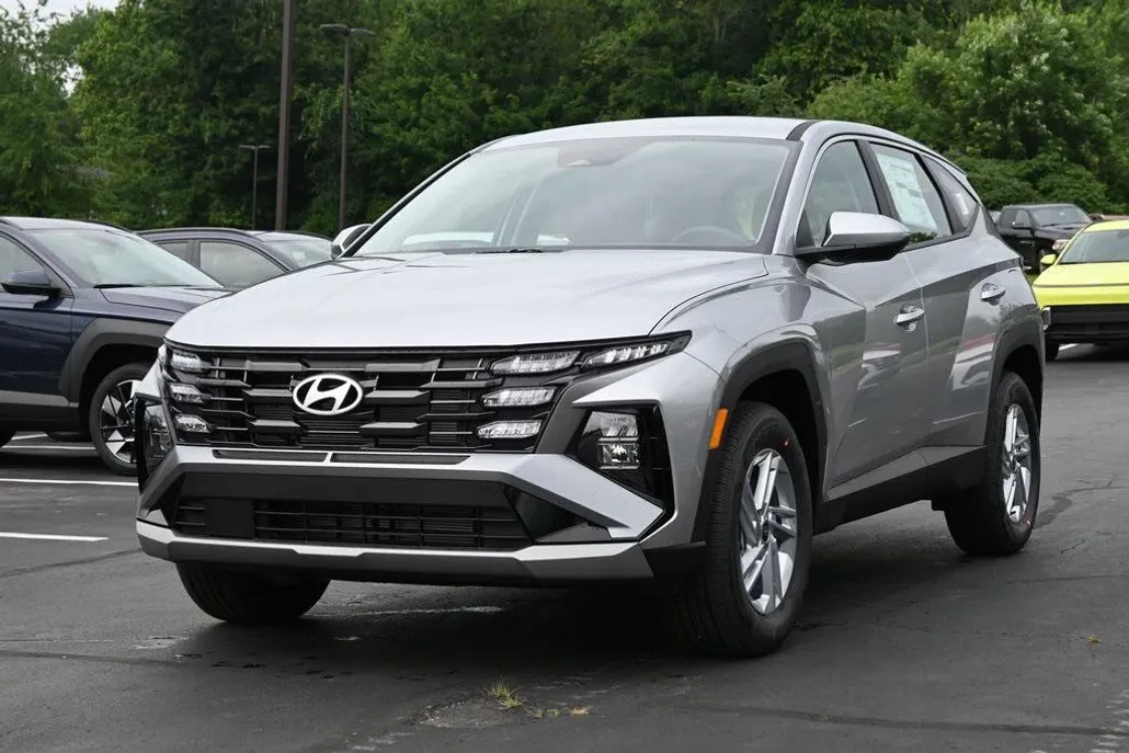 2025 Hyundai Tucson SE photo 1