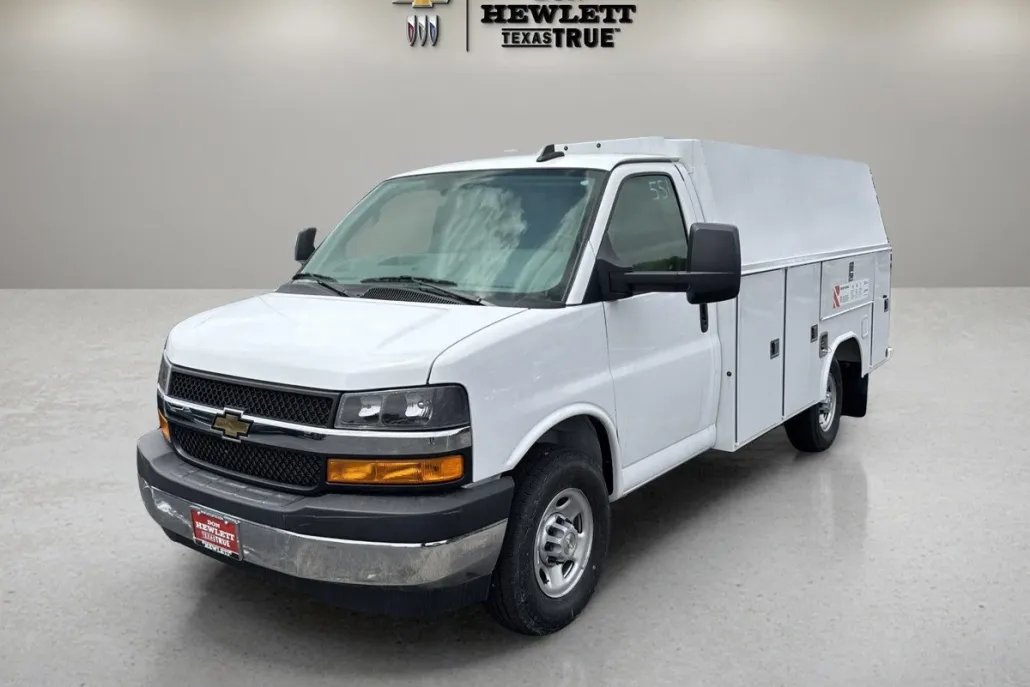 2025 Chevrolet Express Cutaway 3500 photo 1