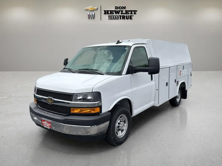 2025 Chevrolet Express Cutaway 3500 photo 1