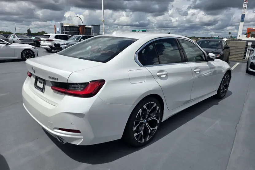 2025 Bmw 330i Sedan photo 1