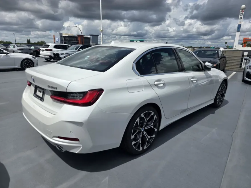 2025 Bmw 330i Sedan photo 1