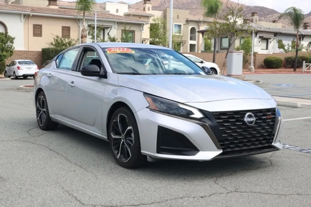 2023 Nissan Altima 2.5 SR photo 1