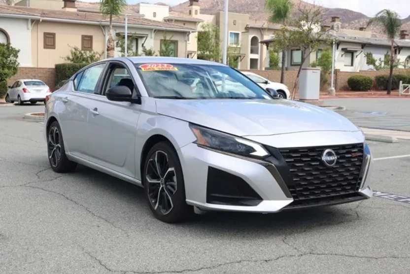 2023 Nissan Altima 2.5 SR photo 1