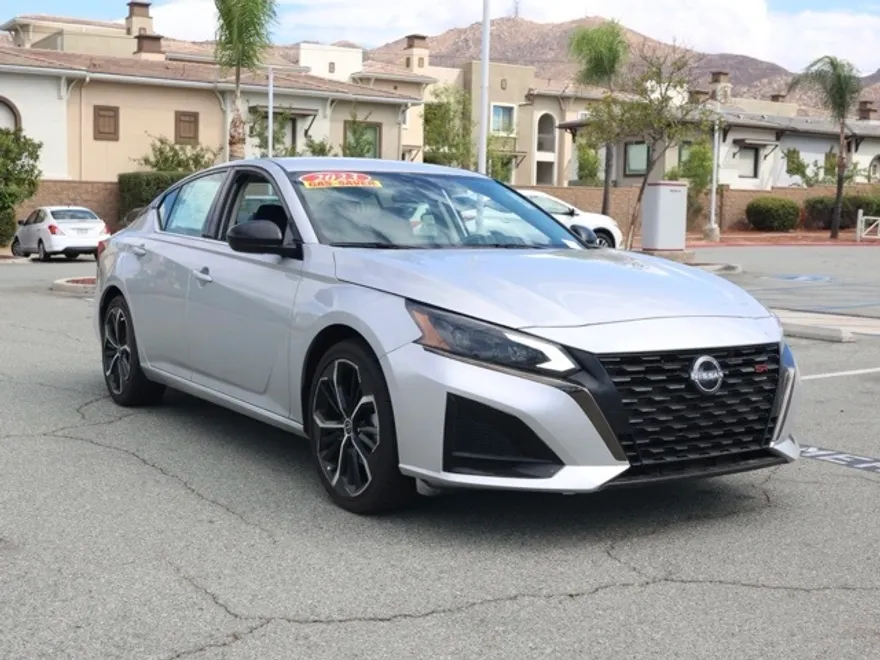 2023 Nissan Altima 2.5 SR photo 1