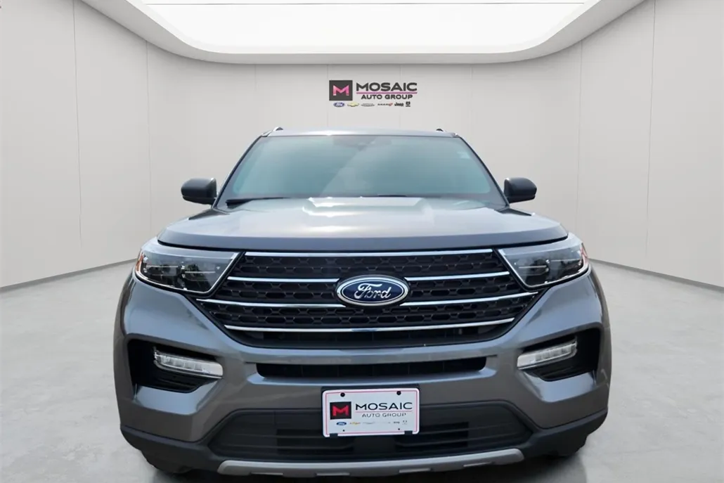 2023 Ford Explorer XLT photo 1