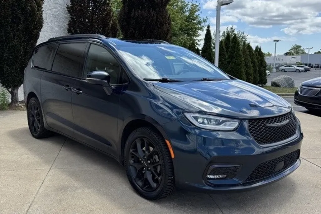 2022 Chrysler Pacifica Touring L photo 1