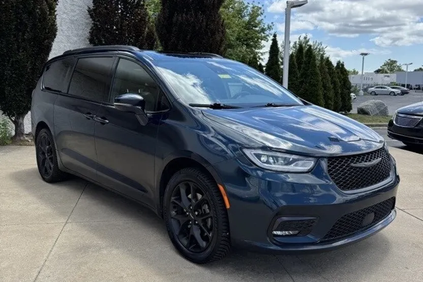 2022 Chrysler Pacifica Touring L photo 1