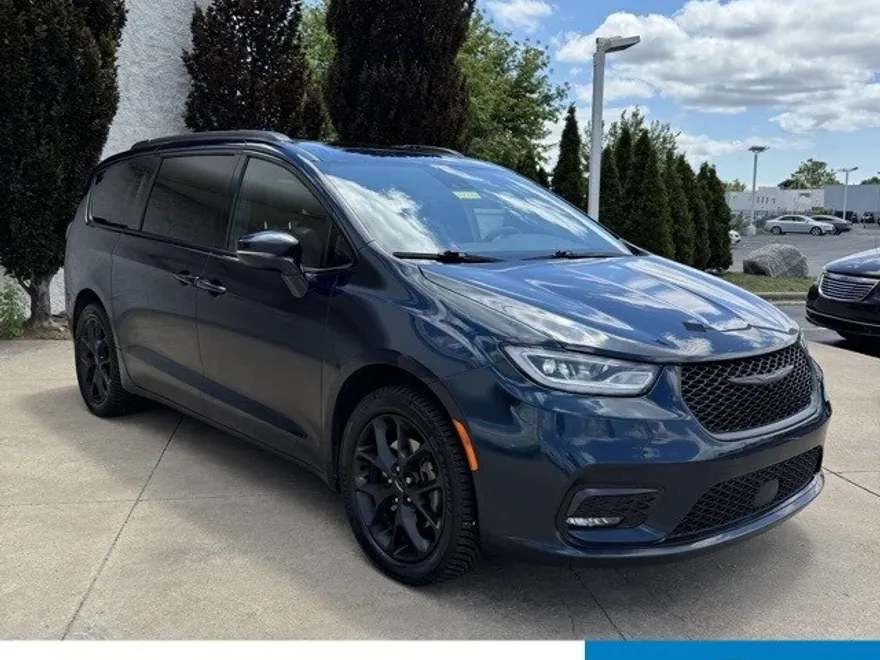 2022 Chrysler Pacifica Touring L photo 1