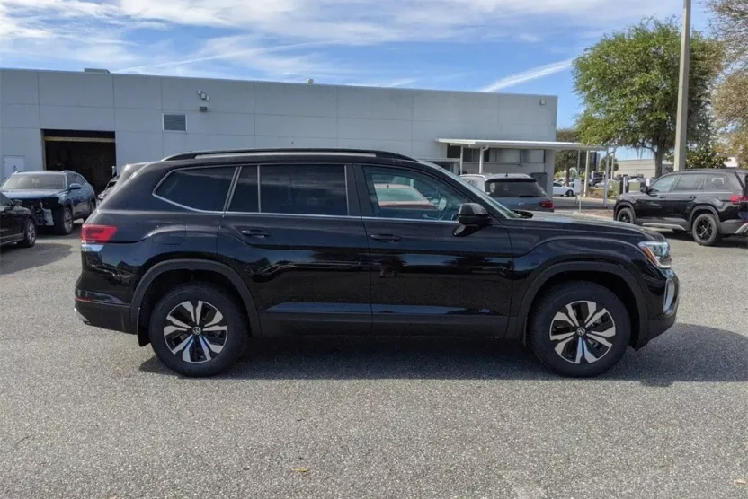 2025 Volkswagen Atlas SE photo 1