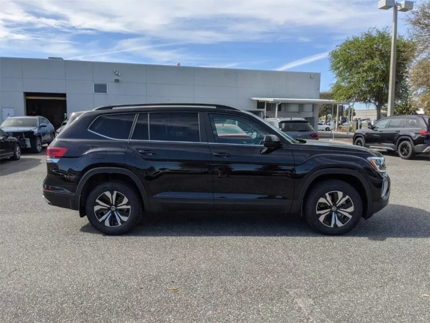 2025 Volkswagen Atlas SE photo 1