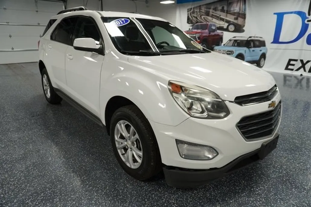 2017 Chevrolet Equinox LT photo 1