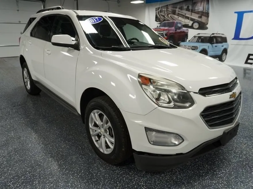 2017 Chevrolet Equinox LT photo 1