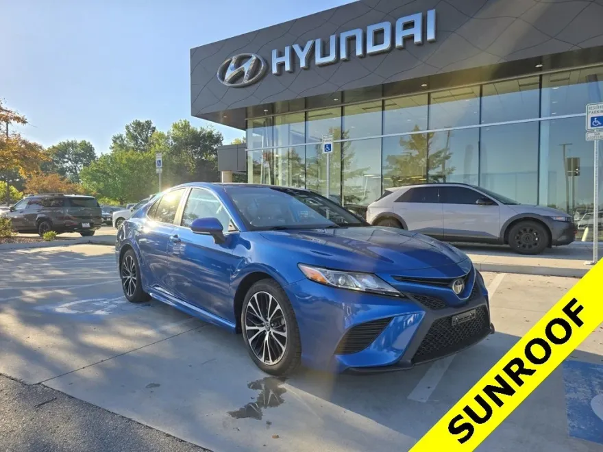 2019 Toyota Camry SE photo 1