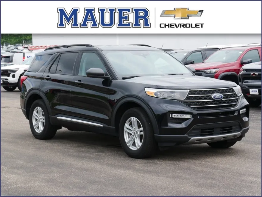 2023 Ford Explorer XLT photo 1