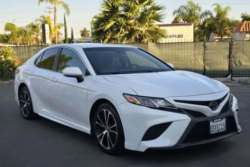 2018 Toyota Camry SE XLE photo 1