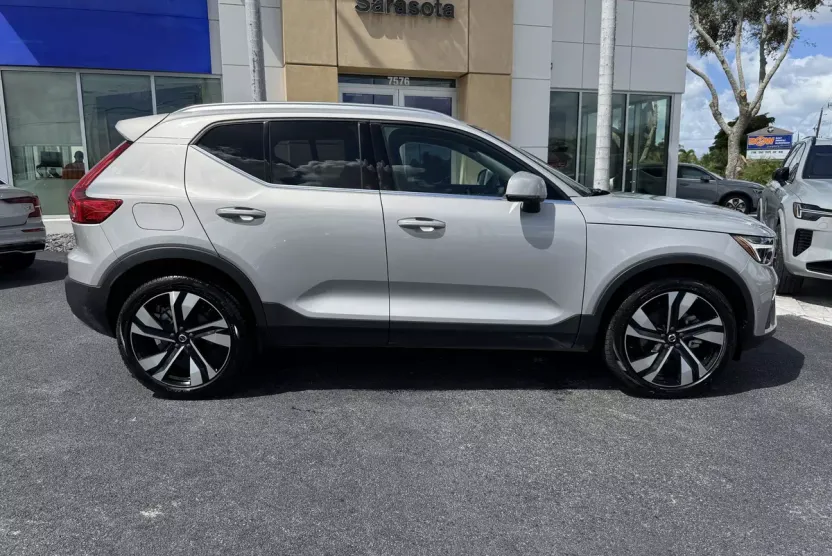 2024 Volvo XC40 Plus photo 1