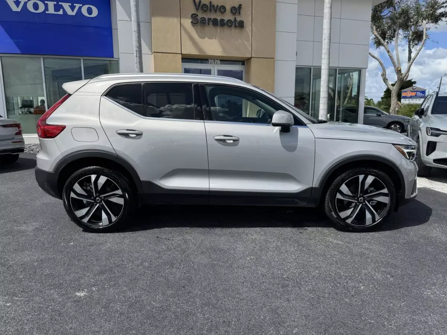 2024 Volvo XC40 Plus photo 1
