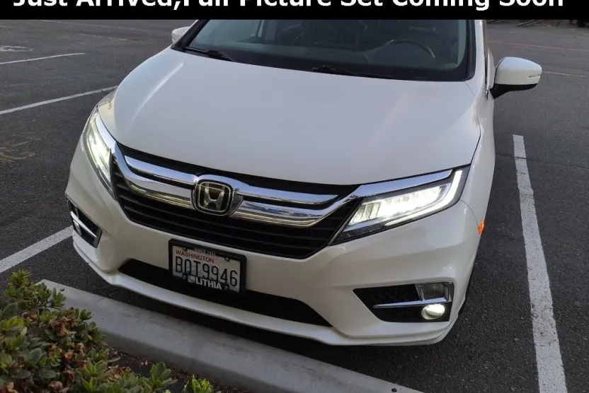 2018 Honda Odyssey Touring photo 1