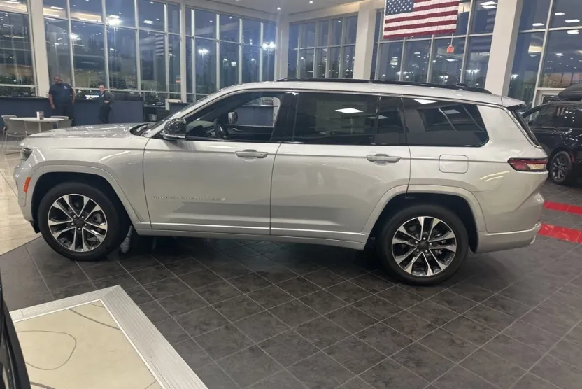 2025 Jeep Grand Cherokee Overland photo 1