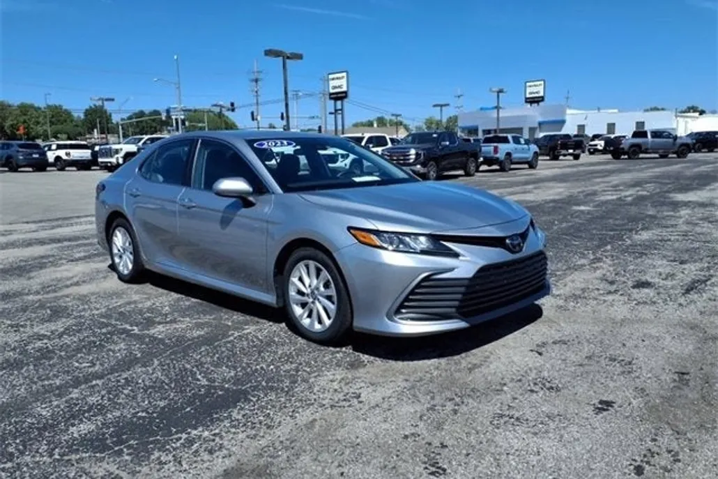 2023 Toyota Camry LE photo 1