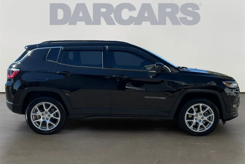 2023 Jeep Compass Latitude Lux photo 1
