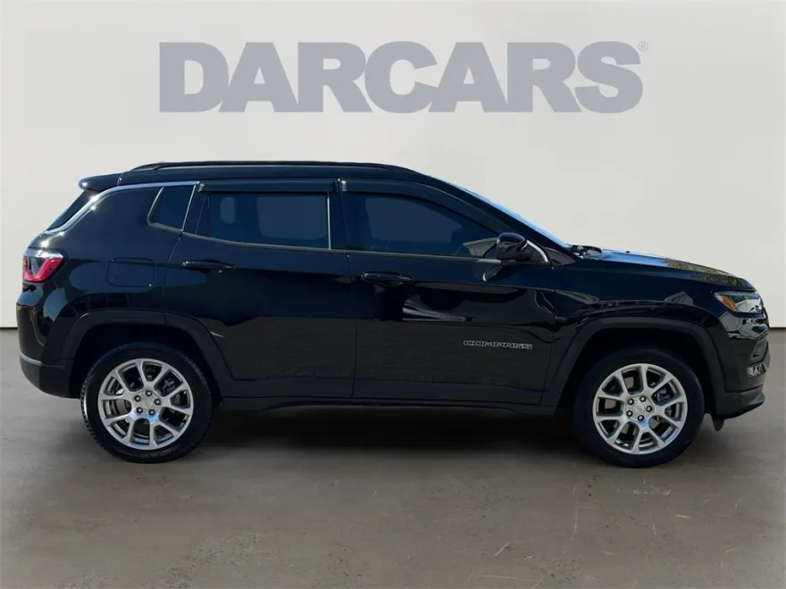 2023 Jeep Compass Latitude Lux photo 1