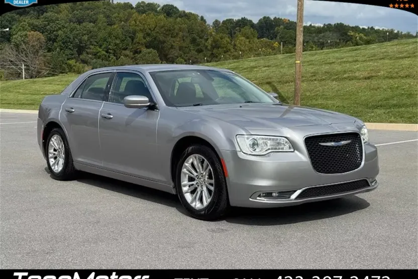 2018 Chrysler 300 Touring photo 1