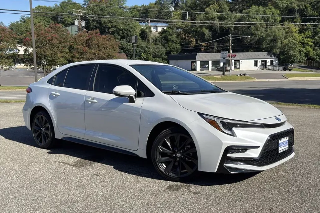 2024 Toyota Corolla Hybrid SE photo 1