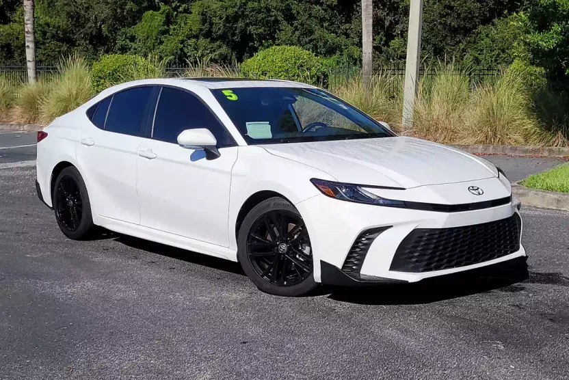 2025 Toyota Camry SE photo 1