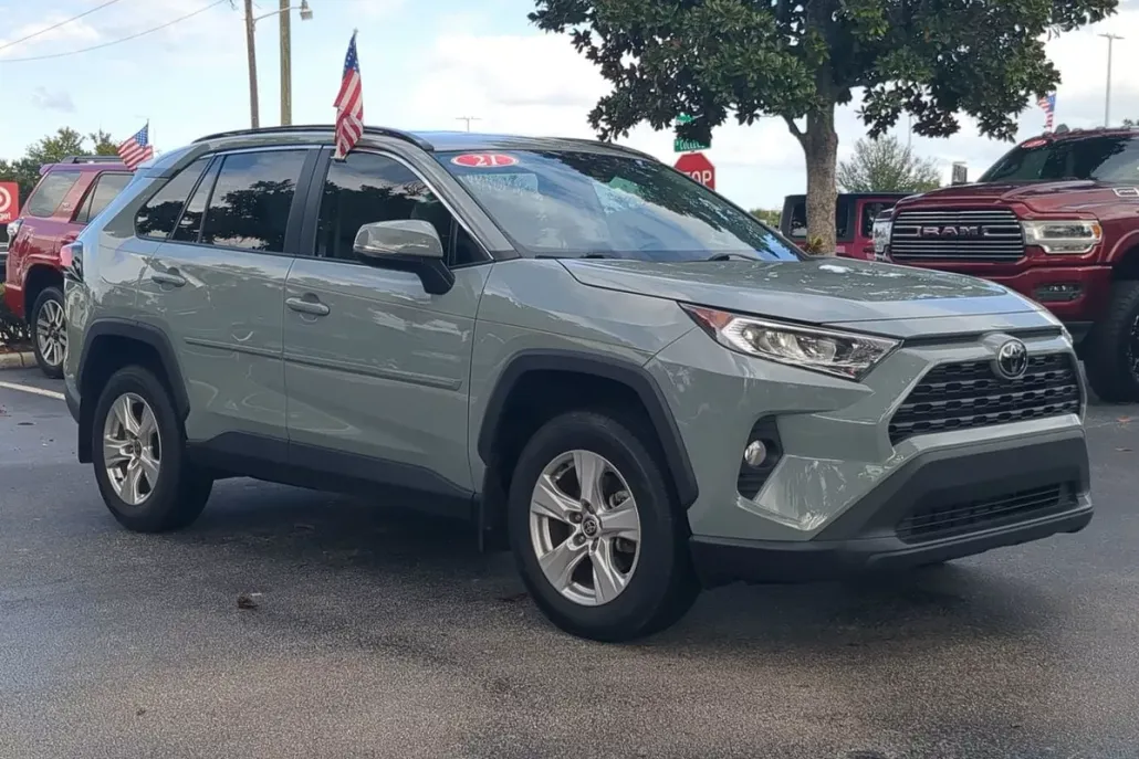 2021 Toyota RAV4 XLE photo 1
