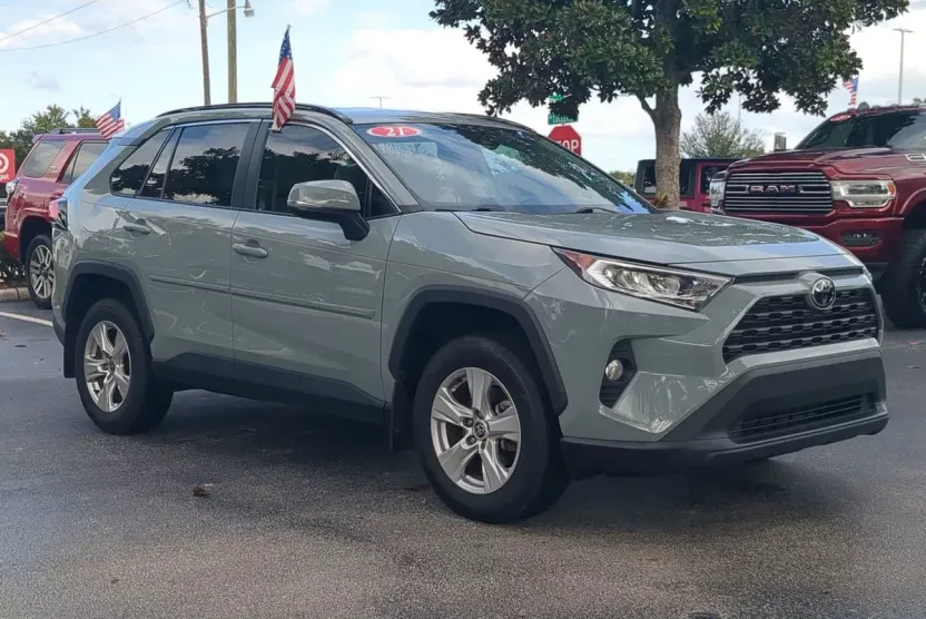 2021 Toyota RAV4 XLE photo 1