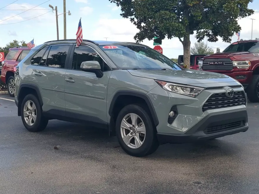 2021 Toyota RAV4 XLE photo 1